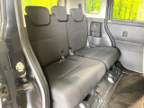 後部座席も気になるようなキズ・汚れやへたり等、大きなダメージはなく、良好な状態です。