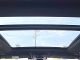 ●サンルーフ:開放感たっぷりの希少装備、サンルーフが装着されています!車内に明かりを取り入れたり景色を楽しむ以外にも、車内の空気も簡単に換気できて快適です!