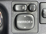 【電動格納ミラー】運転席のスイッチで、ドアミラーの開閉や角度の調整ができます。