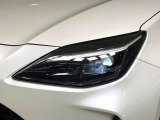 【LEDヘッドライト】悪天候や夜間走行時も良好な視界を確保し安心して運転できる高輝度LEDヘッドライトを装備!点灯速度が早く、消費電力も抑えられています。