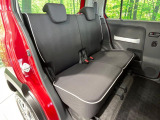後部座席も気になるようなキズ・汚れやへたり等、大きなダメージはなく、良好な状態です。