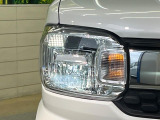【LEDヘッドライト】悪天候や夜間走行時も良好な視界を確保し安心して運転できる高輝度LEDヘッドライトを装備!点灯速度が早く、消費電力も抑えられています。