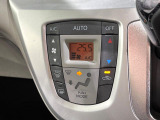 【オートエアコン】一度お好みの温度に設定すれば、車内の温度を検知し風量や温度を自動で調整。暑い&hellip;寒い&hellip;と何度もスイッチ操作をする必要はありません。快適な車内空間には必須の機能ですね♪