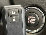【キーレススタートシステム】カバンやポケットに入れたままでもドアの施錠・解錠が可能なスマートキーを装備。エンジンのオン・オフ時もカギを取り出す必要が無いからとっても便利です♪