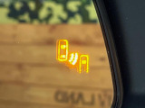 【ブラインドスポットモニター】走行中、ドアミラーの死角になりやすい箇所に後続車が接近するとサイドミラーのレンズに警告を表示!ドライバーに注意喚起をしてくれます。