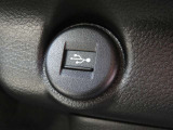 インパネにはUSBソケットを備えています。