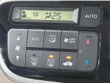 【オートエアコン】一度お好みの温度に設定すれば、車内の温度を検知し風量や温度を自動で調整。暑い&hellip;寒い&hellip;と何度もスイッチ操作をする必要はありません。快適な車内空間には必須の機能ですね♪