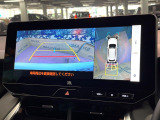 【パノラミックビューモニター】専用のカメラにより、上から見下ろしたような視点で360度クルマの周囲を確認することができます☆死角部分も確認しやすく、狭い場所での切り返しや駐車もスムーズに行えます。