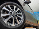 【純正アルミホイール】外観にマッチした純正アルミホイールを装着しております。各種社外アルミホイールや、スタッドレスタイヤも取扱いしております。是非ご相談ください♪