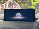 【10.25インチマツダコネクト】車内の雰囲気にマッチした大型ディスプレイ。スマホ接続でのナビ使用やBluetooth再生等、様々な機能が楽しめます。直感的なダイヤル操作が可能で、使い勝手も良好です。