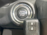 【キーレススタートシステム】カバンやポケットに入れたままでもドアの施錠・解錠が可能なスマートキーを装備。エンジンのオン・オフ時もカギを取り出す必要が無いからとっても便利です♪