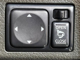 【電動格納ミラー】サイドミラーは電動格納式となっており、狭い駐車場でもキズがつくリスクを抑えられます。