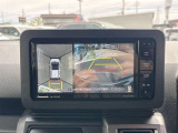 【全方位カメラ】自車を真上から見下ろす視点をモニターに映す機能。駐車や離合時の死角を無くして安全を支えます。トヨタ名のパノラミックビュー等、現代の商談では外せない必須の安全装備です。
