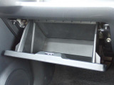 収納たっぷりグローブボックス。