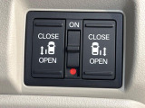 【両側パワースライドドア】スマートキーや運転席のスイッチで後席両側スライドドアの開閉が可能♪電動だから力を入れてドアを開ける必要が無く、小さなお子様でも簡単に開け閉めでき快適です♪