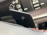 【パドルシフト】ハンドルから手を離さずに素早くシフトアップ&ダウンができるので、エンジンブレーキを使う下り坂や高速道路の合流で加速したい場面で役立ちます。