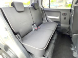 後部座席も気になるようなキズ・汚れやへたり等、大きなダメージはなく、良好な状態です。