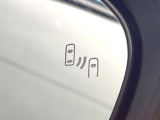 【ブラインドスポットモニター】走行中、ドアミラーの死角になりやすい箇所に後続車が接近するとサイドミラーのレンズに警告を表示!ドライバーに注意喚起をしてくれます。
