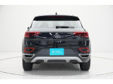 【リヤスタイル】目を引くテールランプと「T-Roc」のエンブレムが存在感をより一層高めています。
