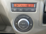 【オートエアコン】一度お好みの温度に設定すれば、車内の温度を検知し風量や温度を自動で調整。暑い&hellip;寒い&hellip;と何度もスイッチ操作をする必要はありません。快適な車内空間には必須の機能ですね♪