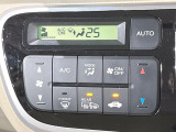 【オートエアコン】一度お好みの温度に設定すれば、車内の温度を検知し風量や温度を自動で調整。暑い&hellip;寒い&hellip;と何度もスイッチ操作をする必要はありません。快適な車内空間には必須の機能ですね