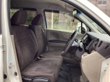 フロントシートはベンチシートです。ベンチシ―トは運転席と助手席の移動もスムーズ!狭い駐車場での乗り降りに便利です。シートの間にコンソールボックスやドリンクホルダーがないため、車内空間も広く感じます
