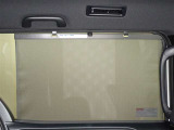 セカンドシートの窓ガラスには日よけのシェードを装備しています。強い日差しのカットに、プライバシー対策としても重宝します。