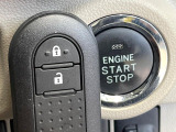 【キーフリーシステム】カバンやポケットに入れたままでもドアの施錠・解錠が可能なスマートキーを装備。エンジンのオン・オフ時もカギを取り出す必要が無いからとっても便利です♪