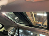 【サンルーフ】開放感たっぷりの希少装備、サンルーフが装着されています!車内に明かりを取り入れたり景色を楽しむ以外にも、車内の空気も簡単に換気できて快適です!