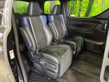 後部座席も気になるようなキズ・汚れやへたり等、大きなダメージはなく、良好な状態です。