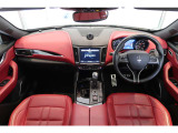 Rosso内装、ハーマンカードンサウンドシステム、フロントシートヒーター、ヘッドレストトライデントステッチ