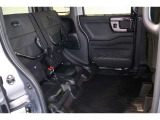 HONDA独自の機構!リアシートはチップアップ(跳ね上げ)することにより背の高い荷物も楽々積み込みすることが可能!!より空間を有効にするためにも大変便利なシートアレンジになります!!