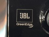 【JBLサウンドシステム】メーカーオプションの高品位サウンドシステムを搭載。専用のチューニングが施された大小様々なスピーカーから良質なサウンドが奏でられ、臨場感あふれる音響空間を演出します。