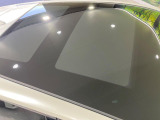 【パノラマルーフ】大型のガラスルーフ搭載で車内の解放感が一気にアップ!開放的なドライブをお楽しみいただけます。