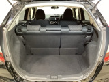 ラゲッジも広く使いやすいトランクは、開口部も広く荷物の積み下ろしもしやすいお車となっております。リアシートの背もたれは6:4の割合で分割して可倒できるので、長いお荷物などを載せることもできます。