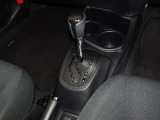 操作が楽なフロアシフトです、レバー式パーキングブレーキで足元インパネ周りもすっきりしています。