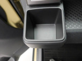 カップホルダーは運転席や助手席からちょうど手の届く位置です!!