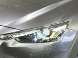 【LEDヘッドライト】悪天候や夜間走行時も良好な視界を確保し安心して運転できる高輝度LEDヘッドライトを装備!点灯速度が早く、消費電力も抑えられています。