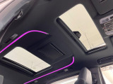 【サンルーフ】開放感たっぷりの希少装備、サンルーフが装着されています!車内に明かりを取り入れたり景色を楽しむ以外にも、車内の空気も簡単に換気できて快適です!