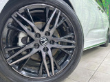 【純正18インチアルミホイール】外観にマッチした純正アルミホイールを装着しております。各種社外アルミホイールや、スタッドレスタイヤも取扱いしております。是非ご相談ください♪