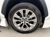スタイリッシュなデザインの19インチ純正アルミホイールを装着!
