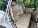 後部座席も気になるようなキズ・汚れやへたり等、大きなダメージはなく、良好な状態です。
