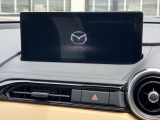 【8.8インチマツダコネクト】車内の雰囲気にマッチした大型のディスプレイ。スマホ接続でのナビ使用やBluetooth再生等、様々な機能が楽しめます。直感的なダイヤル操作が可能で、使い勝手も良好です。