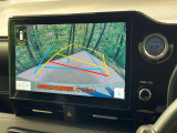 【バックカメラ】駐車時に後方がリアルタイム映像で確認できます。大型商業施設や立体駐車場での駐車時や、夜間のバック時に大活躍!運転スキルに関わらず、今や必須となった装備のひとつです!
