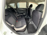 【後部座席】後席も広々としていますので同乗者の方もリラックスしてお乗りいただけますよ☆