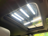 【サンルーフ】開放感たっぷりの希少装備、サンルーフが装着されています!車内に明かりを取り入れたり景色を楽しむ以外にも、車内の空気も簡単に換気できて快適です!
