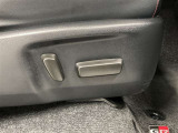 電動パワーシートでシート調整もラクラクです。