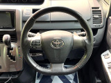 【純正革巻きステアリング】上質な革を使用することで、手にしっかり馴染みとても運転しやすいハンドルです♪