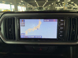 ディスプレイオーディオやカーナビは、現代のドライブにおいて欠かせない装備のひとつです。初めての場所でも迷いにくく、快適なルート案内で運転をサポートします。移動中のエンターテインメント性も高まります。