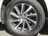 純正17インチアルミ付きです。タイヤサイズは225/60/17です。